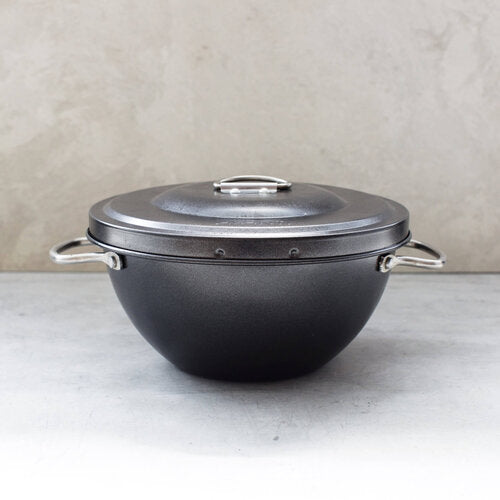 2L non-stick steamer basin with its lid clipped on, shown side on with the side handles visible