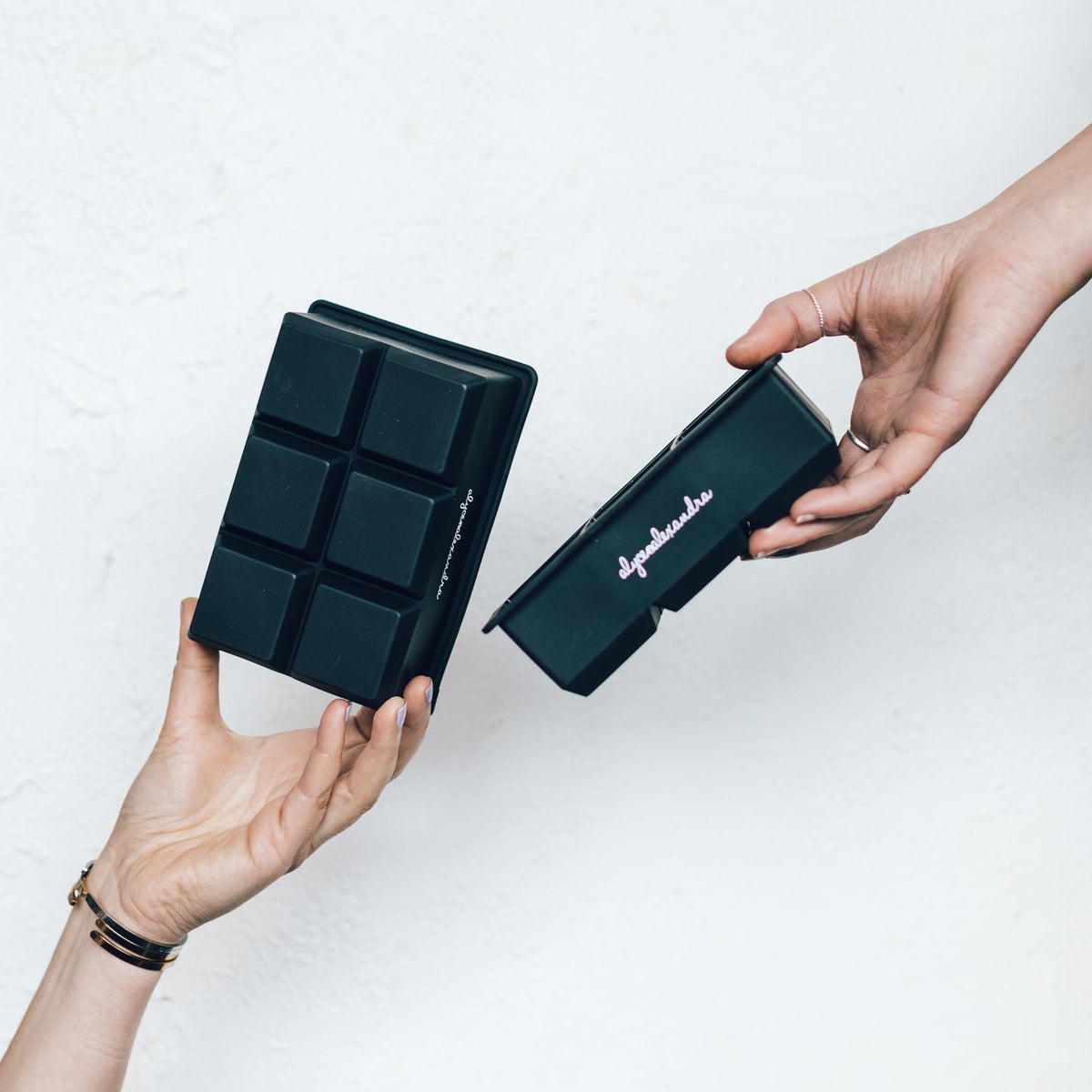 Hands holding the Jumbo Freezer Pods tray and its matching lid
