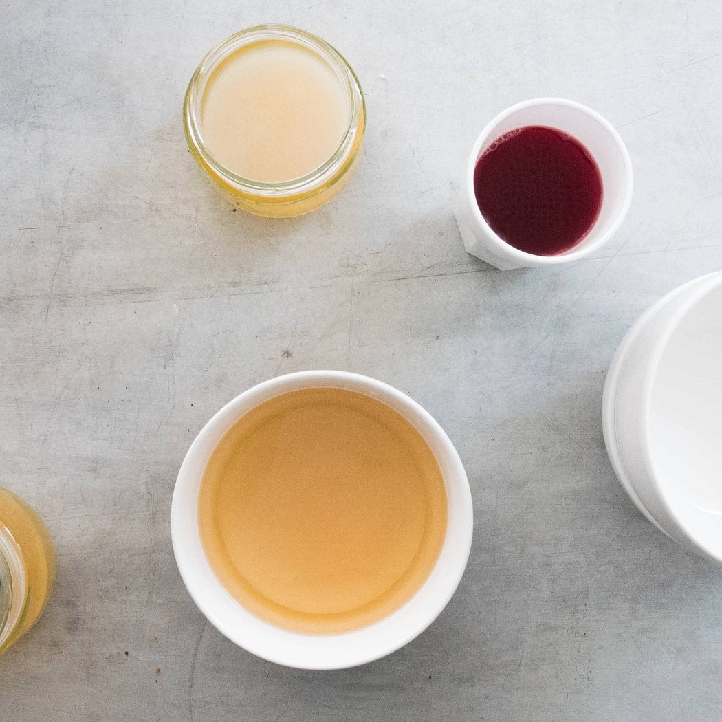 Kombucha brewing with SCOBY and starter liquid