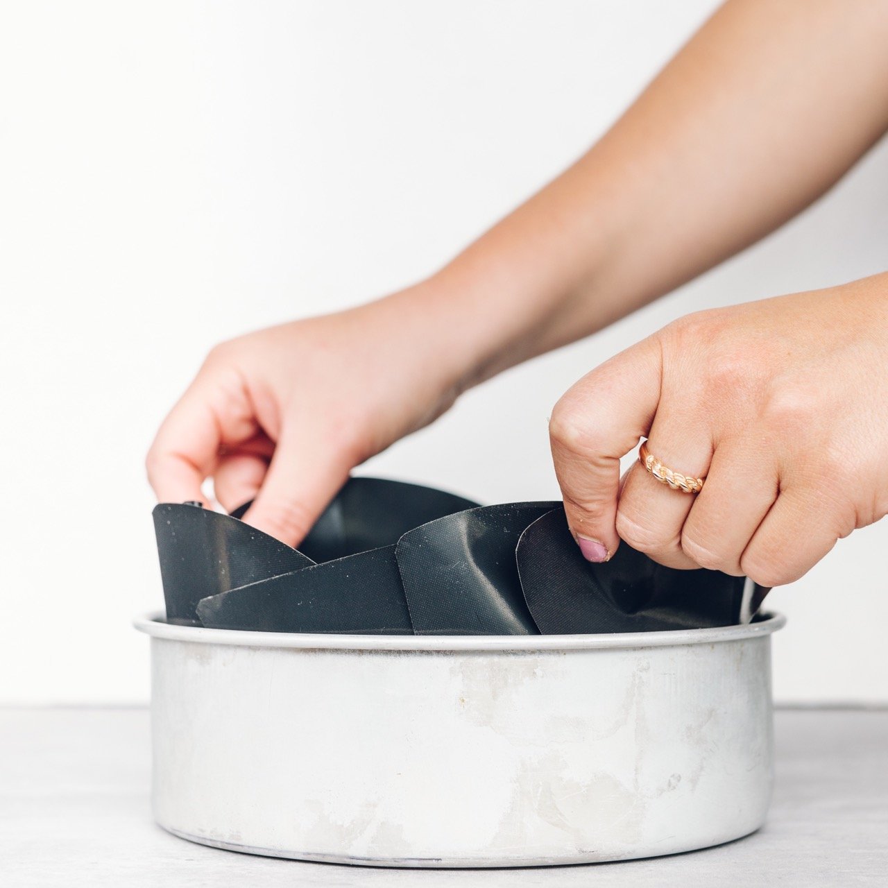 Reusable round cake tin liner