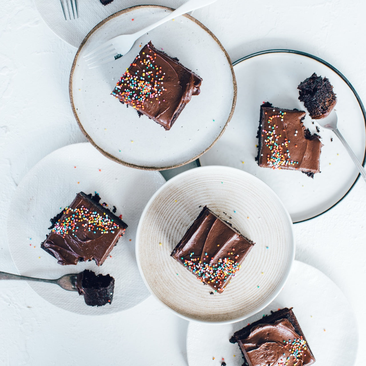 Reusable sheet cake liner in a sheet pan