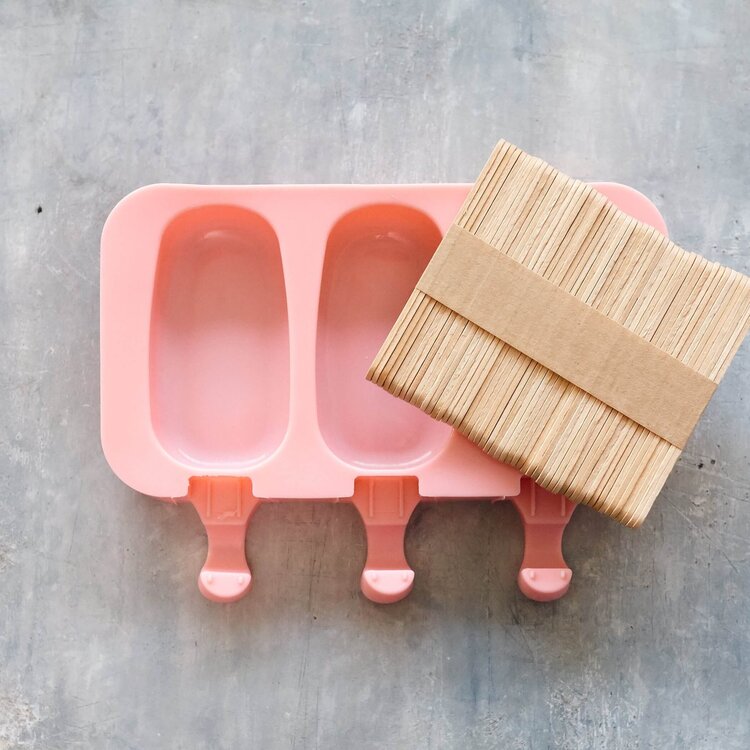 Silicone ice cream moulds with free sticks