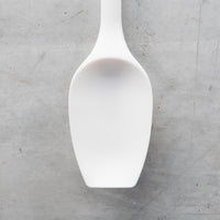 Close-up of the white Slow Cooker Spatula head from above