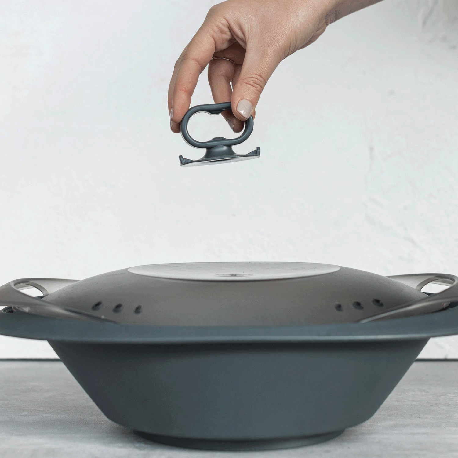 Lifting the Varoma lid one-handed with the suction handle (animation)