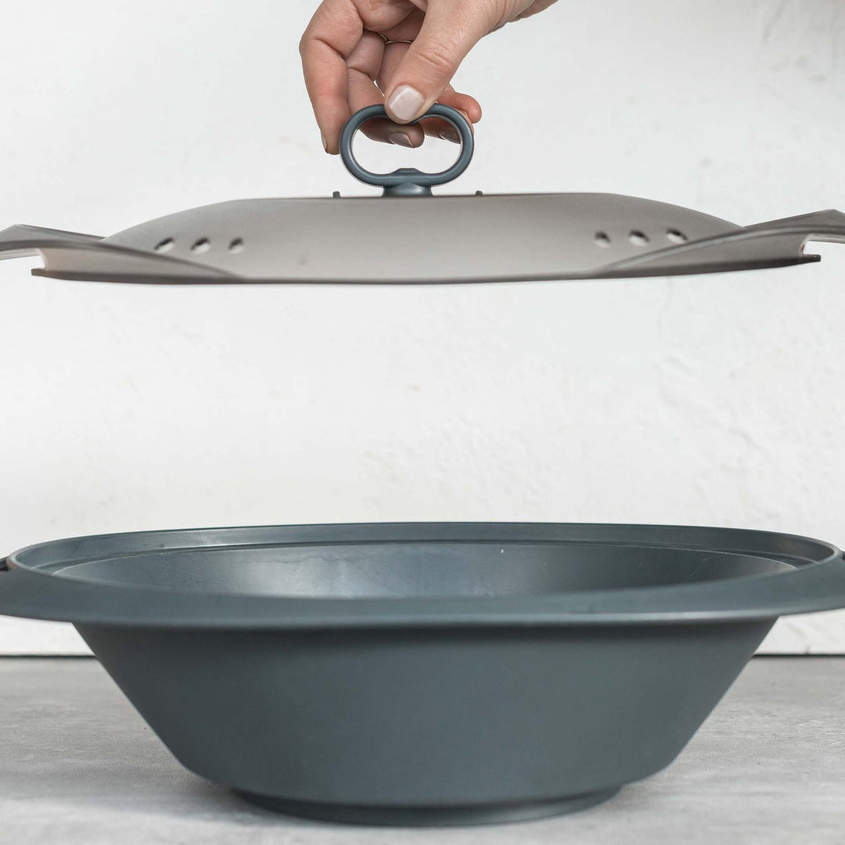 Suction Handle attached to the Varoma lid, ready to lift