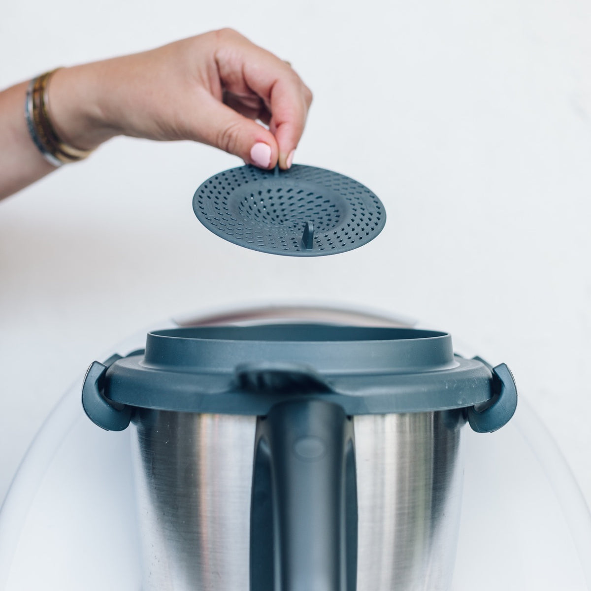 Thermo Splash Cap being lowered onto the Thermomix lid opening