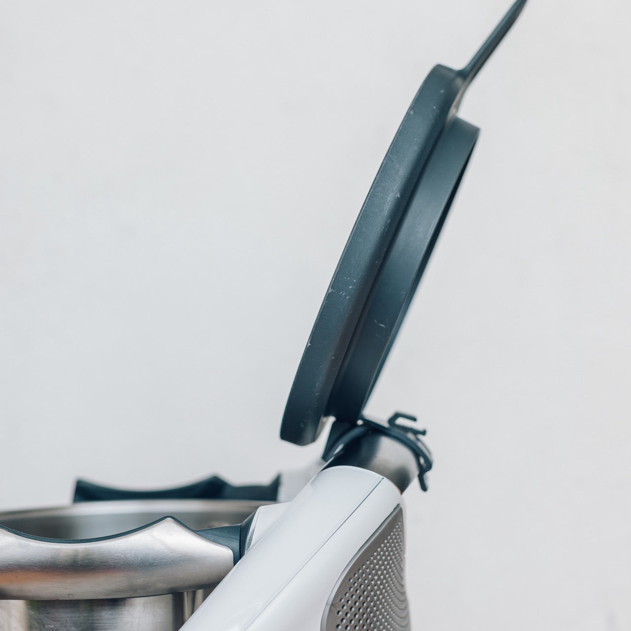 WunderClip holding the Thermomix lid