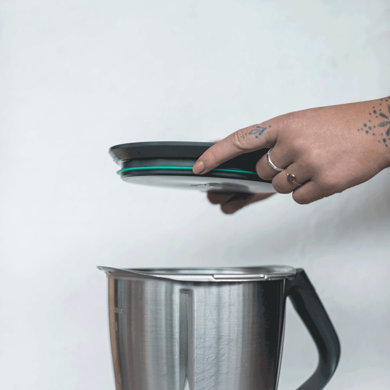 WunderCover sealing a Thermomix bowl airtight (animation)